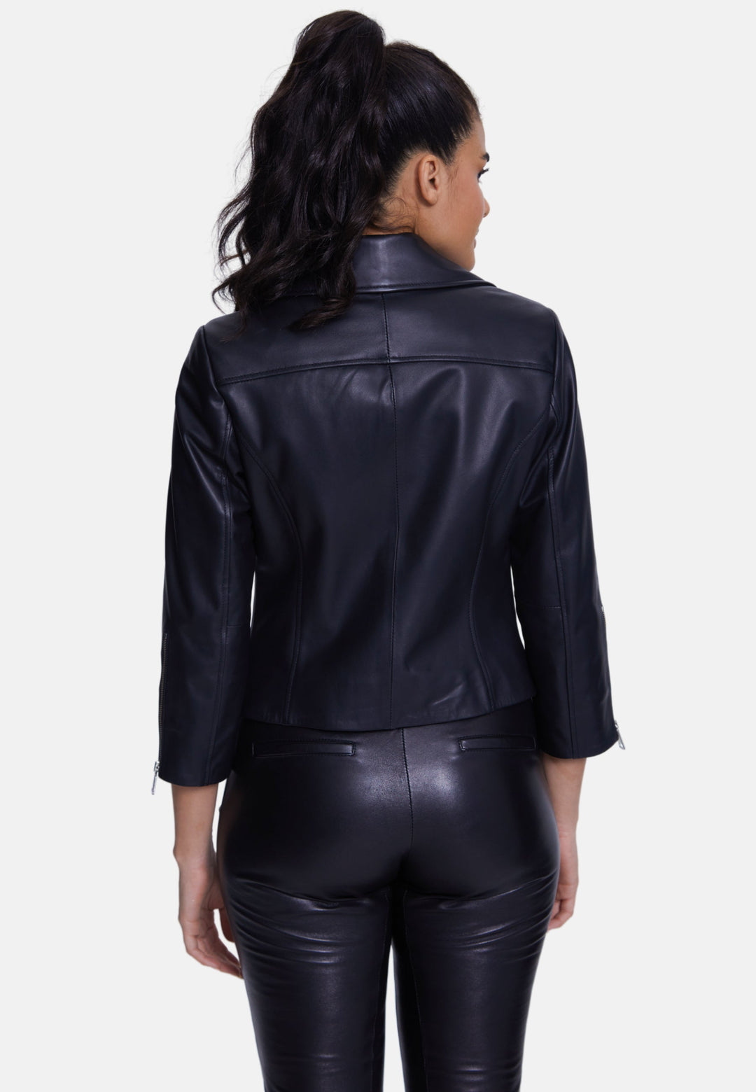 Woman in black leather jacket (back)